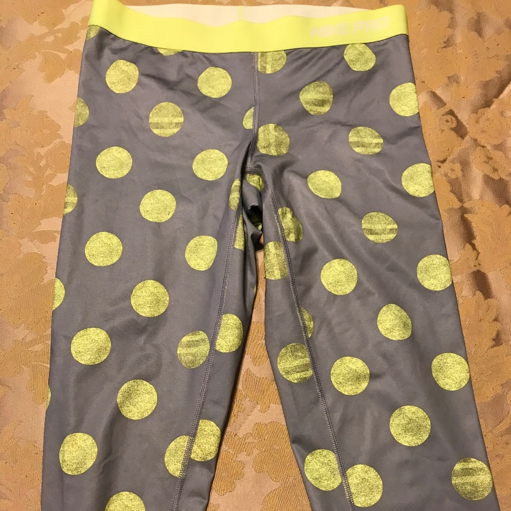 NIke Women's Pro Training Capri - Medium